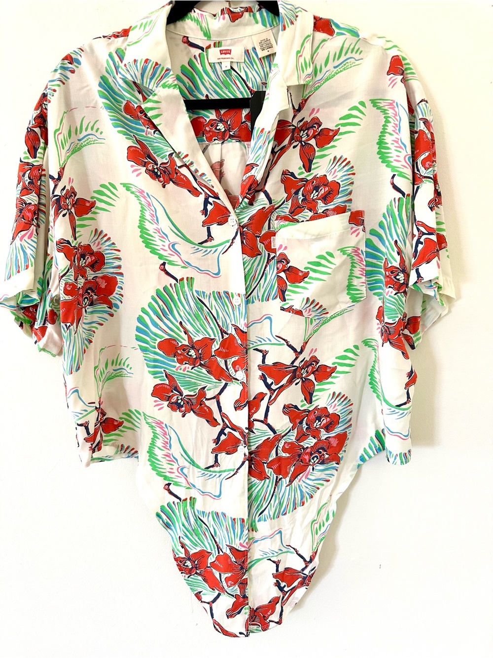 NWT Levi's Floral Hawaiian Shirt Vintage-Inspired Floral Button-Up Shirt size M